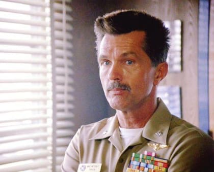 Tom Skerritt como el comandante Mike “Viper” Metcalf en Top Gun