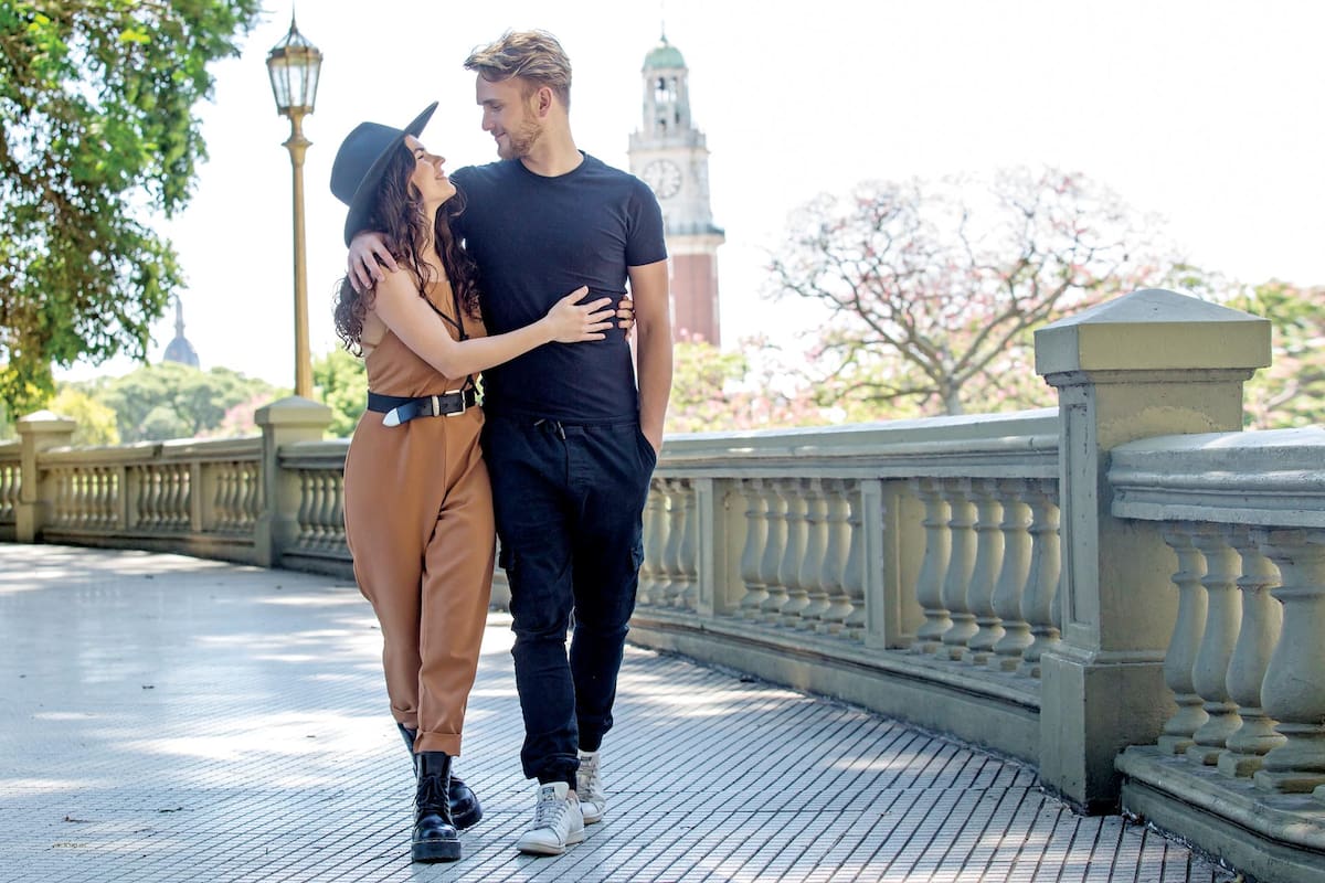 “Tom tiene una linda
manera de vivir la
vida. A todo le pone
pilas y va siempre
para adelante. Tiene
una gran sensibilidad
y para mí eso es
fundamental”, cuenta la actriz mientras pasean por Buenos Aires