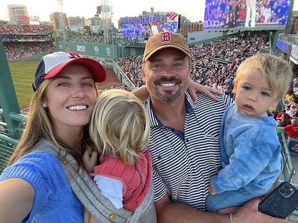 Tom Welling junto a su familia