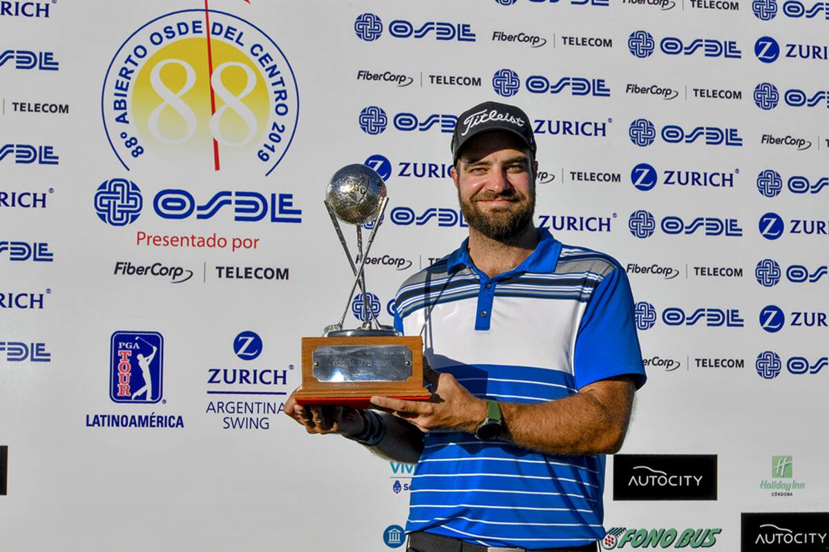 Tom Whitney y el trofeo del tradicional certamen en Villa Allende