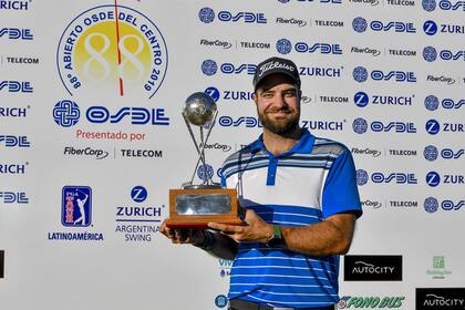 Tom Whitney y el trofeo del tradicional certamen en Villa Allende