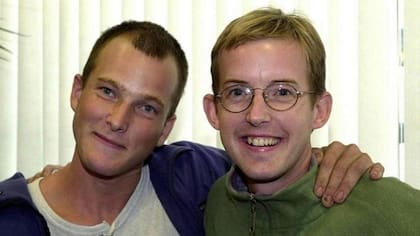 Tom y Paul en el aeropuerto en Londres, al llegar en diciembre de 2000.