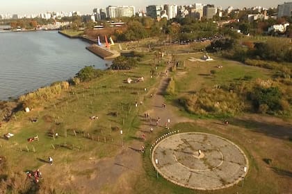 Toma aérea del espacio elegido para la exhibición inaugural de MACVILO, sobre la costa de Vicente López.