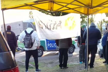 Militantes del gremio lechero (Atilra) protestan en la empresa La Suipachense por la falta de pago de los aportes