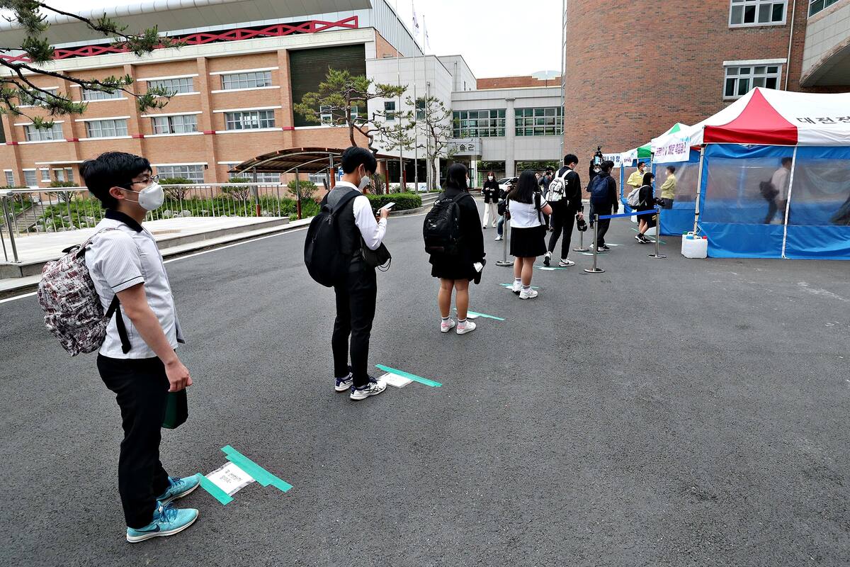 Toma de temperatura durante el ingreso de los estudiantes a la secundaria Jeonmin, en Daejeon, Corea del Sur