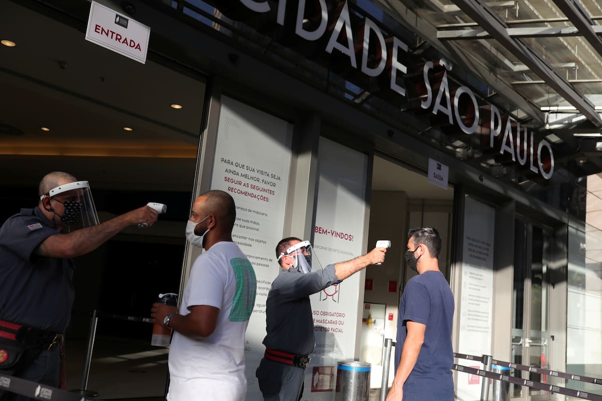 Toma de temperatura en el shopping Cidade de Sao Paulo, en San Pablo