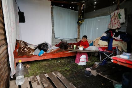 Quienes tomaron terrenos en Guernica deben sortear los controles policiales para ingresar materiales de construcción