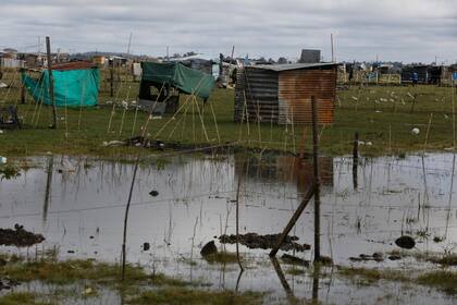 Toma de tierras en Guernica: el gobierno bonaerense denunció que grupos violentos impidieron la asistencia a las familias