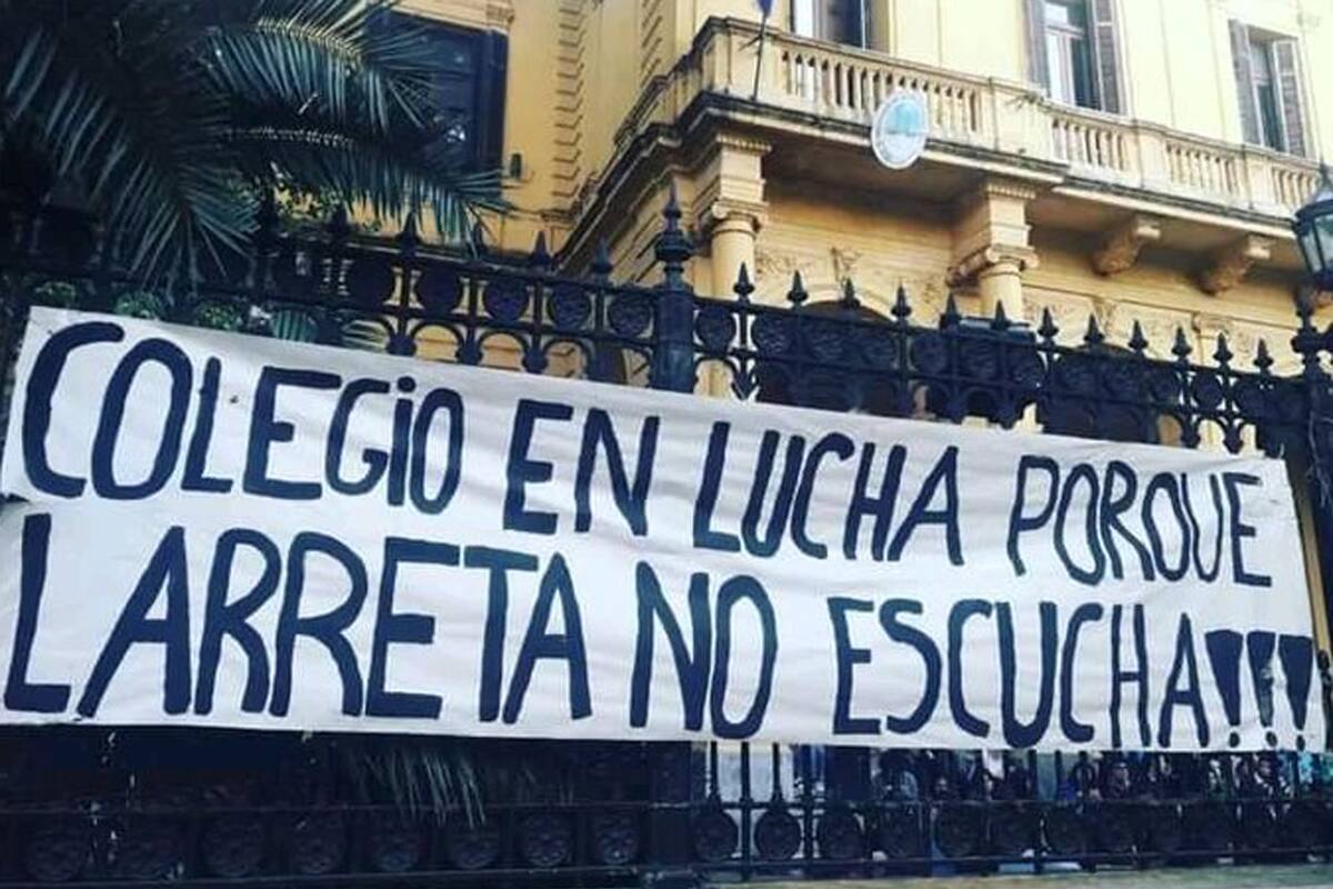 Toma en el colegio Mariano Acosta