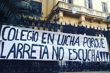 La protesta en el colegio Mariano Acosta, con consignas contra Horacio Rodríguez Larreta