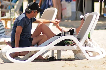 Tomados de la mano, Ricardo Darín y Florencia Bas pasan días
de playa “de a dos”.