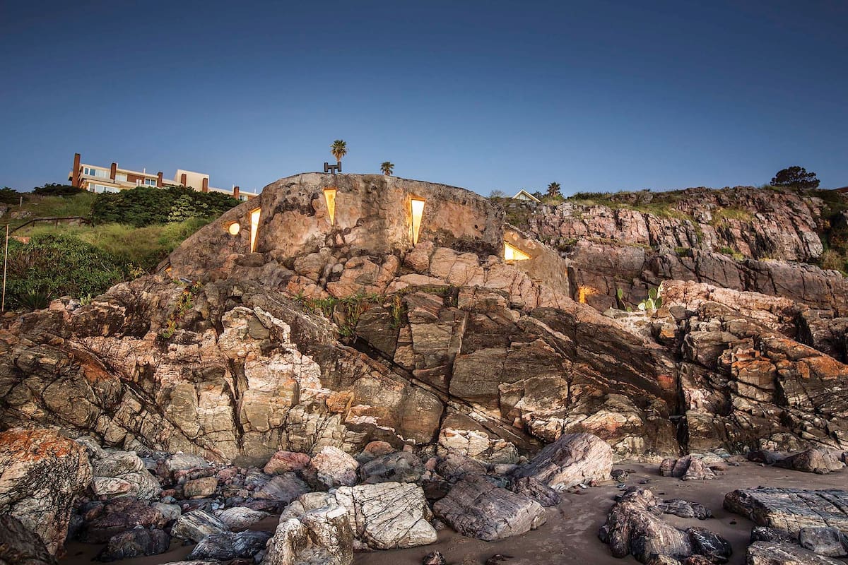 Tomamos de nuestro archivo reciente el increíble hogar de dos aventureros en una gruta en la piedra, mínimo en metros pero de creatividad gigantesca