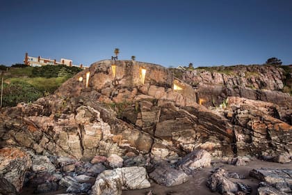Tomamos de nuestro archivo reciente el increíble hogar de dos aventureros en una gruta en la piedra, mínimo en metros pero de creatividad gigantesca