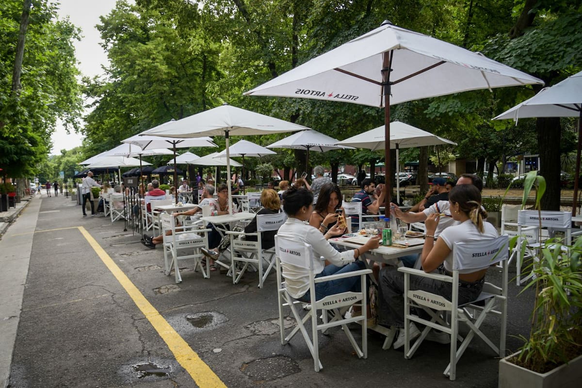 Toman las veredas y las calles, con decks y corralitos, dando lugar a corredores que alternan restaurantes, cervecerías y cafés