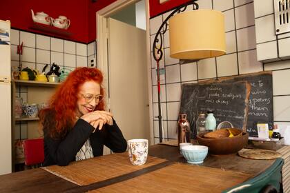 Tomando un té en la cocina, un ambiente de su casa que tiene su sello en cada rincón. “Todos queremos ser amados, así que sí, les doy mucho valor a los premios y al reconocimiento sobre mi obra”.