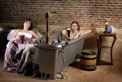 Tomando y bañándose en cerveza en Chodova Plana, cerca de Marianske Lazne (Mariendbad), un spa de cerveza a base de hierbas