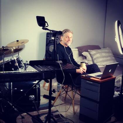 "Tomándole por asalto la habitación a mi hijo mayor", escribió Horacio Cabak en Instagram y mostró el espacio musical de su casa