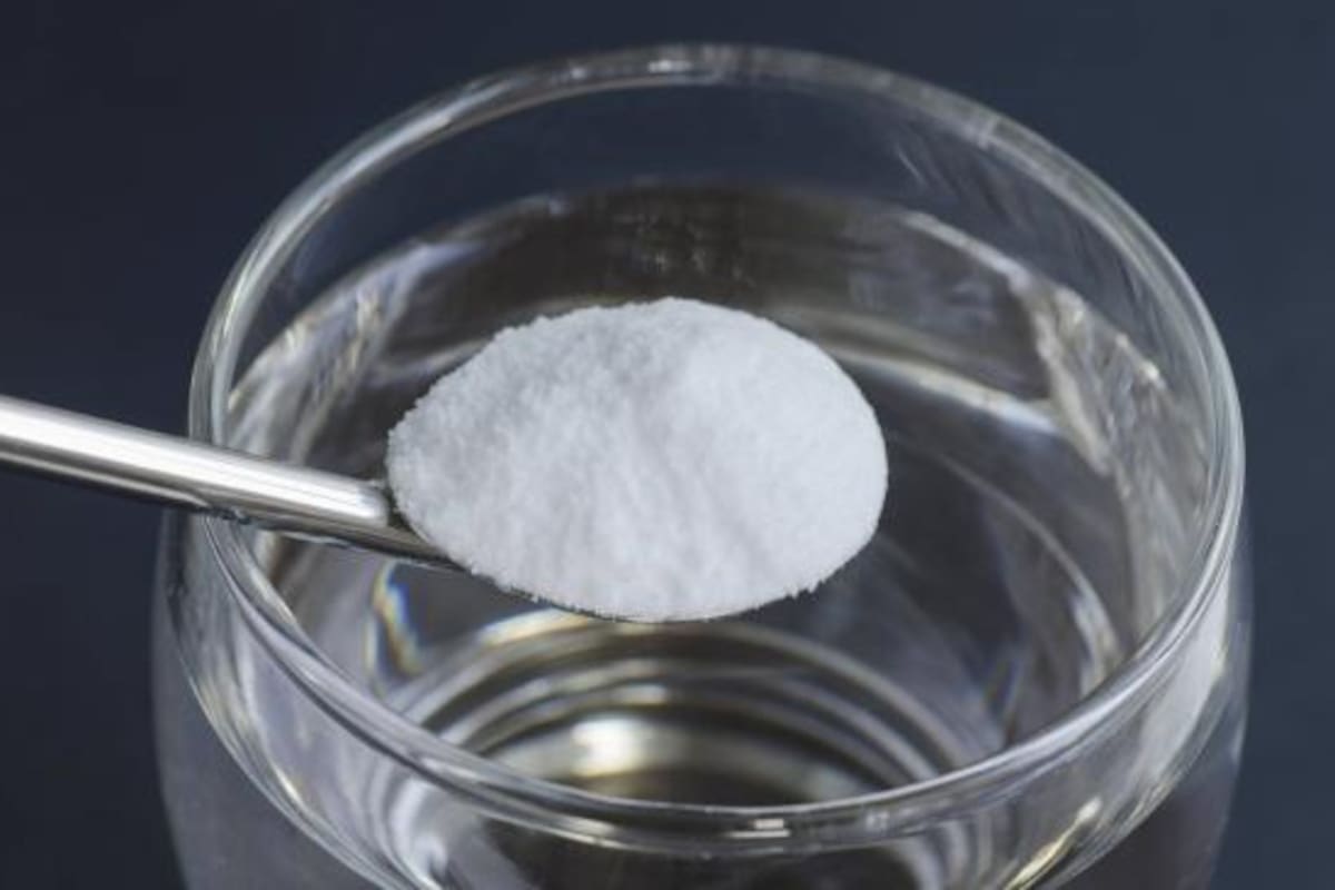 Tomar agua con bicarbonato y limón según algunos nutricionistas puede ayudar a desintoxicar el cuerpo y mejorar la digestión