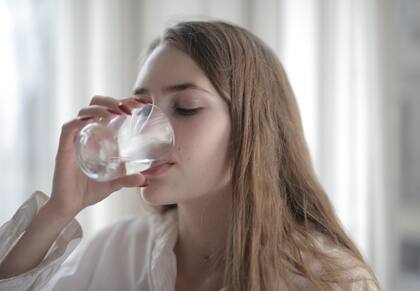 Tomar agua es un hábito clave y que mucha gente ejercita antes de acostarse