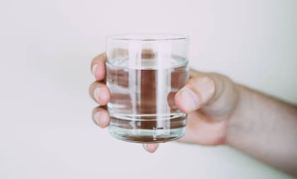 Tomar agua puede ser efectivo al momento de tener hipo