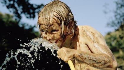 Tomar agua, una clave para mantenerse hidratado, pero no la única
