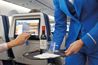 Tomar alcohol cuando volás en avión puede afectar tu corazón