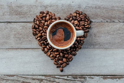 Tomar café exclusivamente en las mañanas está asociado con una menor probabilidad de tener infartos y una mayor esperanza de vida