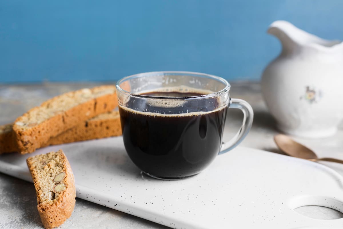 Tomar café negro, sin azúcar ni edulcorantes, tiene muchos beneficios