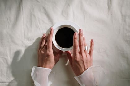Tomar café oscuro puede ser un indicador de ascetismo y sencillez