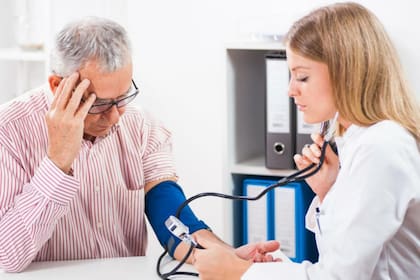 Tomar la presión en los consultorios es una medida fundamental para el diagnóstico temprano de la hipertensión arterial