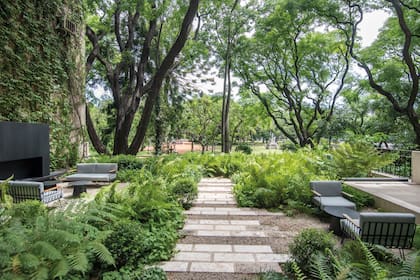 Tomar los árboles de la vereda "prestados" permite crear un verdadero jardín en altura