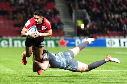 Tomas Albornoz en plena corrida frente el tackle de Will Trenholm en el duelo entre Toulon y Glasgow Warriors. (Photo by David Davies/PA Images via Getty Images)