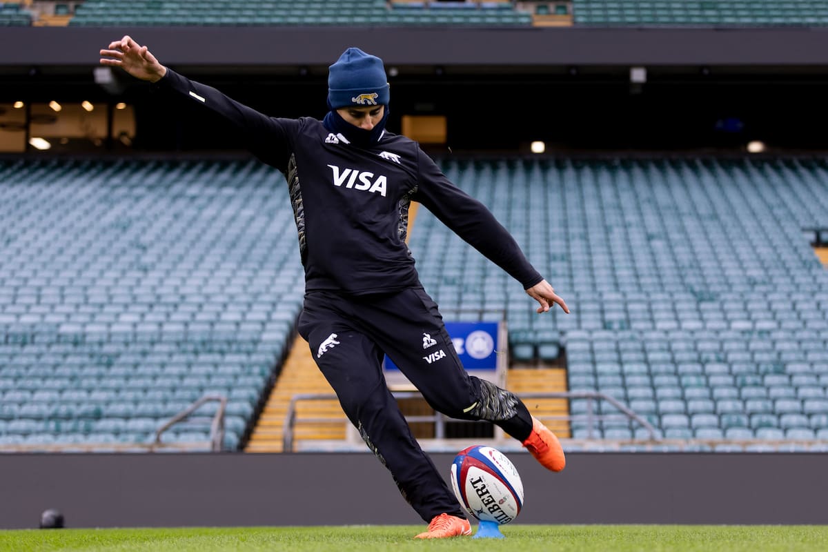Tomás Albornoz ensaya una patada en Twickenham, donde los Pumas se enfrentarán este domingo con Inglaterra en el cierre de su 2025; el apertura tucumano vuelve al equipo tras un par de lesiones.