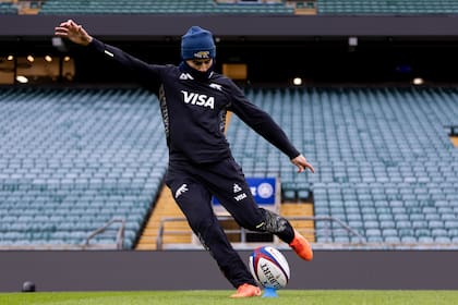 Tomás Albornoz ensaya una patada en Twickenham, donde los Pumas se enfrentarán este domingo con Inglaterra en el cierre de su 2025; el apertura tucumano vuelve al equipo tras un par de lesiones.