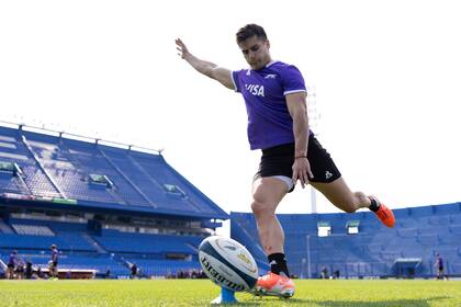 Tomás Albornoz ensayó innumerables patadas a los palos en el Captain's Run en Vélez; el apertura, uno de los mejores del mundo, será titular por primera vez en el estadio Amalfitani, donde los Pumas se enfrentarán con All Blacks por el Rugby Championship.