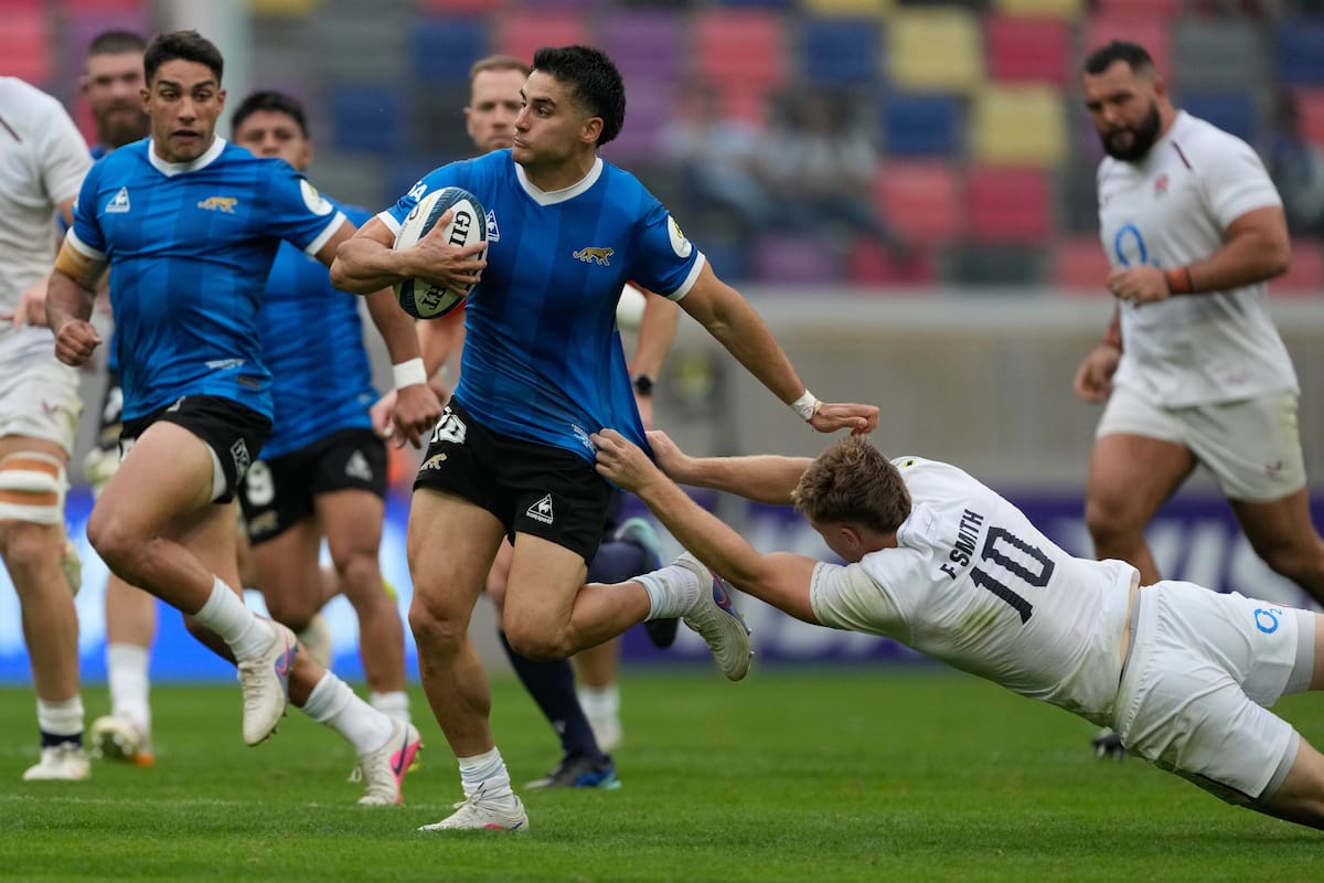 Tomás Albornoz bị cầu thủ người Anh Fin Smith tắc bóng trong trận đấu ngày thứ Bảy tại Nations Championship ở Santiago Del Estero (Ảnh: Gustavo Garello)