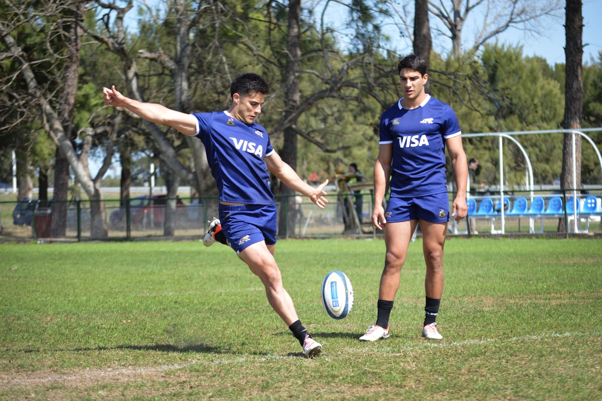 Tomás Albornoz patea en una práctica junto a Santiago Carreras, a quien sustituirá como apertura titular este sábado en Santa Fe, donde los Pumas se enfrentarán con Australia por el Rugby Championship.