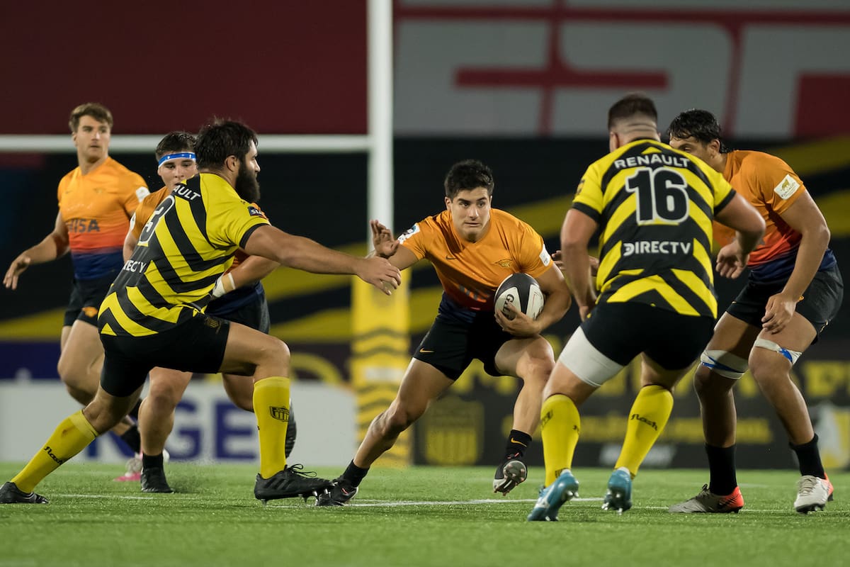 Tomás Albornoz prepara un hand-off contra la defensa de Peñarol: aunque viene perdiendo rendimiento, Jaguares XV es holgado favorito para la final de la Superliga Americana de Rugby en Uruguay, este sábado.