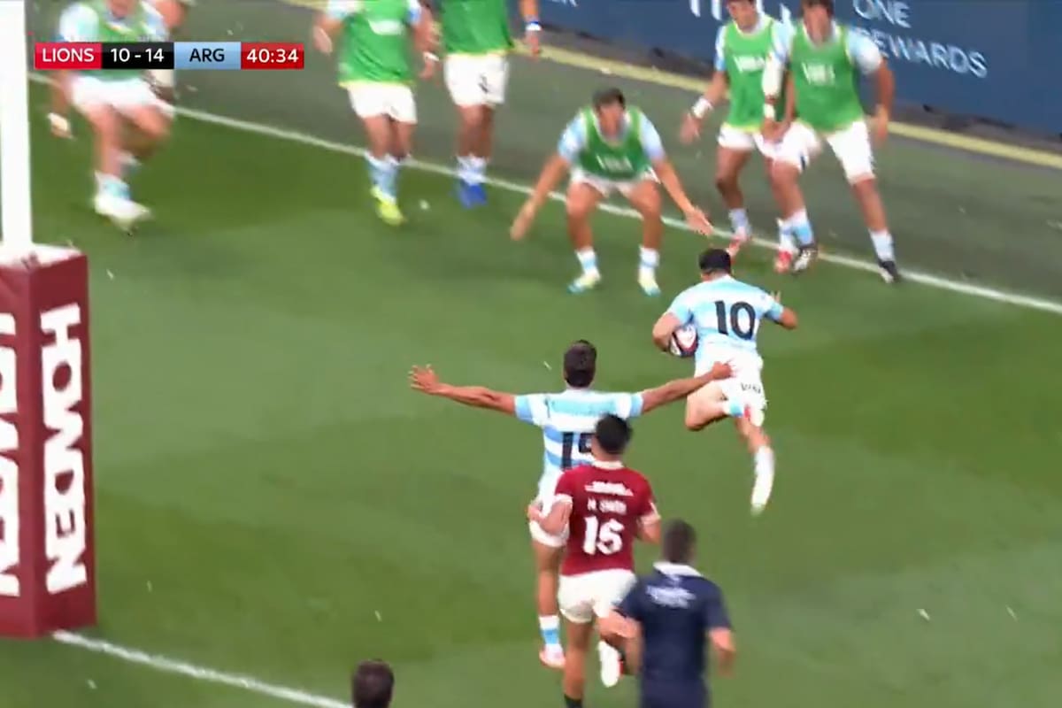 Tomás Albornoz se lanza al ingoal frente al festejo de los jugadores suplentes de los Pumas; fue el tercer try argentino ante los British and Irish Lions