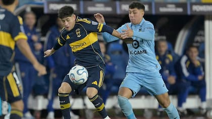 Tomás Aranda defiende la pelota del defensor de O'Higgins, Felipe Faundez
