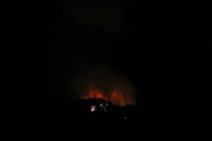 Tomás asegura haber visto focos de luz roja en el horizonte oscuro, debido a las explosiones