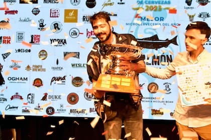 Tomás Ávalos recibió el primer premio a la mejor microcervecería del año por Salmón Birra