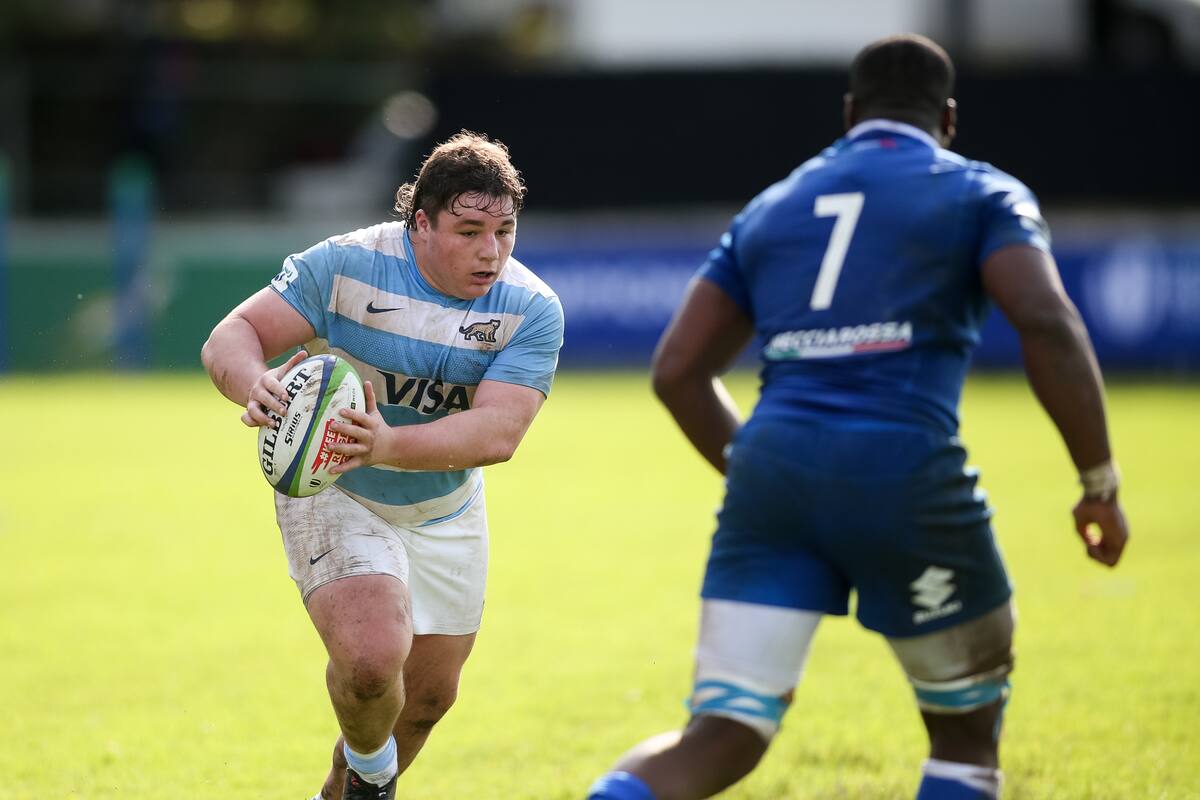 Tomás Bartolini conduce el ataque argentino ante la atenta mirada de David Odiase; los Pumitas buscan la clasificación