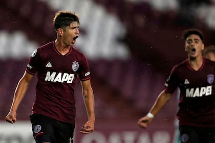 Tomas Belmonte, de Lanus, festeja su segundo gol ante Bolivar.