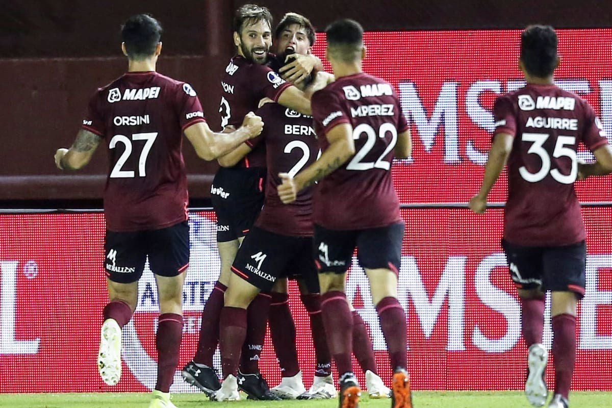 Tomás Belmonte festeja su gol durante el partido que disputan Vélez Sarsfield y Lanús por la Copa Sudamericana.