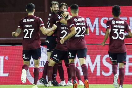 Tomás Belmonte festeja su gol durante el partido que disputan Vélez Sarsfield y Lanús por la Copa Sudamericana.