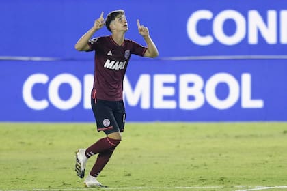 El festejo de Tomás Belmonte, después de marcar el 1-0 sobre Vélez; el volante anotó cinco de los 25 goles de Lanús en la Copa Sudamericana.