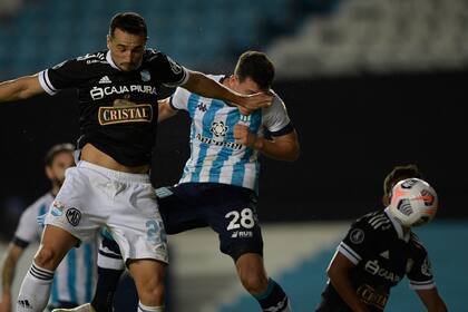 Tomas Chancalay cabecea al gol; el ex Colón le dio el triunfo a Racing ante Sporting Cristal de Perú, por la Copa Libertadores. (Photo by Juan Mabromata / POOL / AFP)