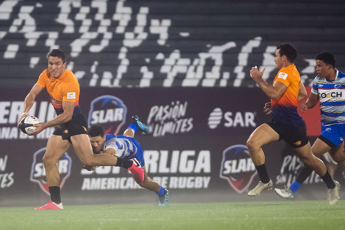 Tomás Cubilla, a punto de pasar la pelota ante el tackle; como se aguardaba, hubo demasiada diferencia entre Jaguares XV y Cafeteros Pro, de Colombia.