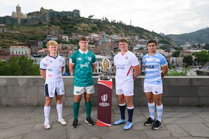 Tomas Dande, de los Pumitas, figura con los otros capitanes del grupo que Argentina compartirá con Estados Unidos, Irlanda e Inglaterra en el Mundial de Menores de 20 Años de Georgia, en Tiflis.